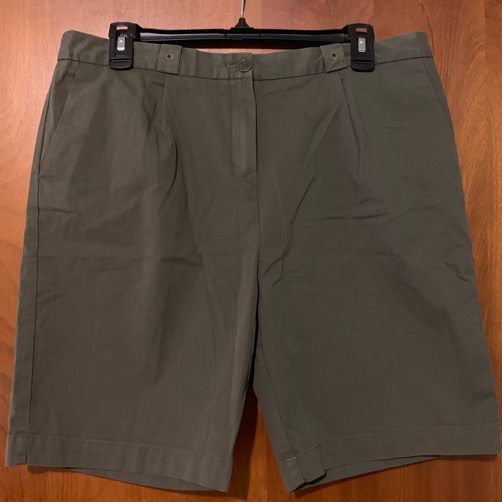 Lacoste Womens Pleated Green Khaki Shorts Size 12